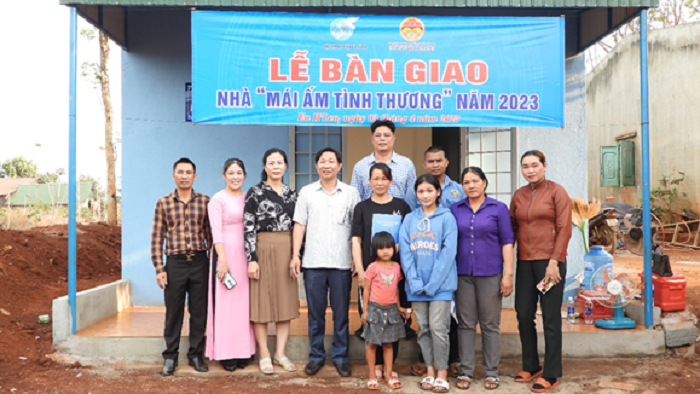 Bàn giao nhà tình thương cho hội viên phụ nữ nghèo
